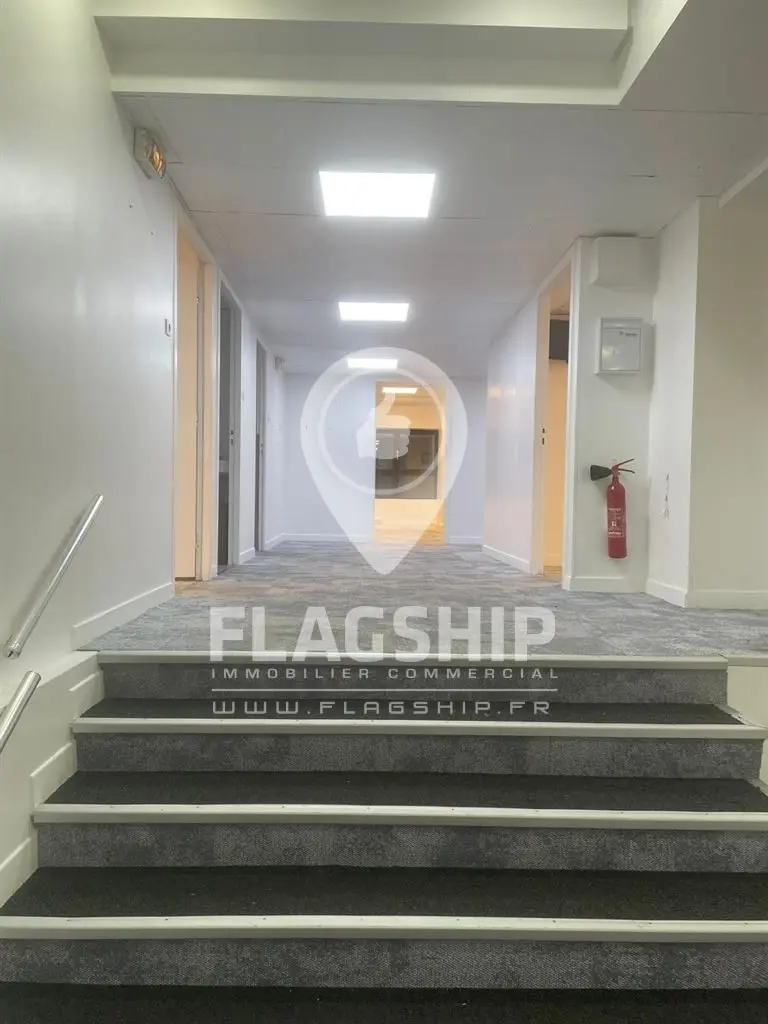 Location — commerce Paris Quai des Celestins