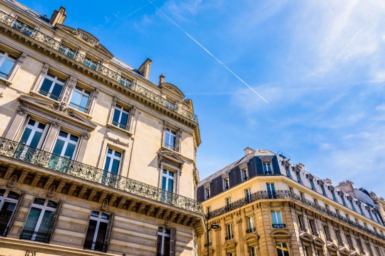 Immeubles haussmanniens parisiens illustrant la détention de murs commerciaux en SCI