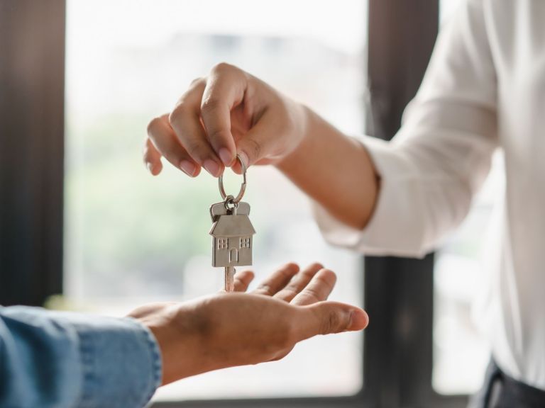 Remise des clés d'un local commercial après un contrat de crédit-bail immobilier