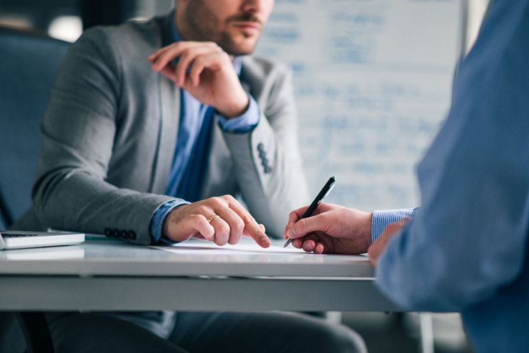 Deux professionnels signant un contrat de bail, illustration de la sous-location commerciale