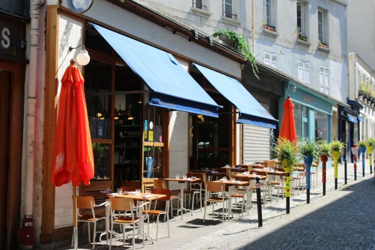 Investisseur analysant le montage en SCI pour l’achat de murs commerciaux à Paris