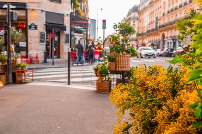 Devanture de boutiques dans une rue commerçante de Paris illustrant la taxe foncière et les charges d'un bail commercial